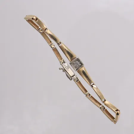 Armband med sten, längd 19,5cm bredd 3-6,9mm, tvåfärgad, gravyr, sten lös i fattning, sned låsåtta. 14K Vikt: 8,4 g