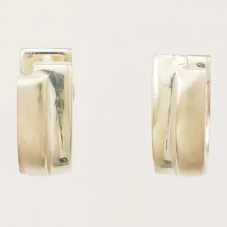 Ett par örhängen delvis matterade, längd 13,6mm, bredd 5,9mm GHA silver 925/1000 Vikt: 5 g