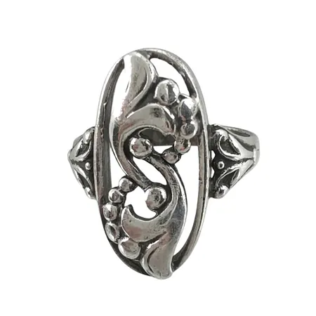 Vintage Ring silver 830/1000 omkring 1940-tal, genombruten blomdekor, tillverkarstämpel RR och modellnummer 309, stl:17½ mm, bredd 3-23 mm, dekor 11,5x23 mm, svensk kontroll/importstämpel på skenans utsida, fint skick Vikt: 4,9 g