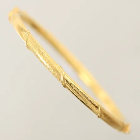 Armring öppninsgbar Ø55,5mm, bredd 3,7mm Thaiguld 1 Baht 23K Vikt: 15,2 g