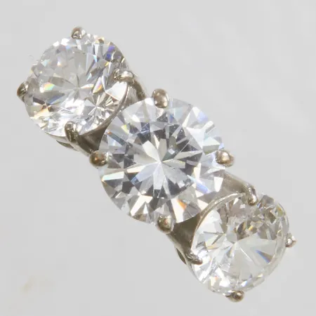 Ring med vita stenar, stl:16¼, en sten lös i fattning, bredd 2-10mm, 925/1000 silver Vikt 7,1g Vikt: 7,1 g