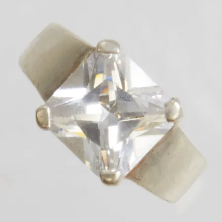 Ring med vit sten stl:17, bredd 3-11mm, 925/1000 silver Vikt: 7,2g Vikt: 7,2 g