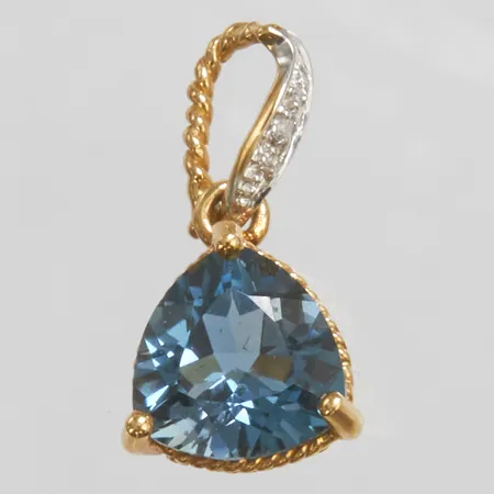 Hänge med blå topas samt diamant, 1 x ca.0,005ct, längd: 19mm, bredd: 10mm, 9K bruttovikt 1,7g.