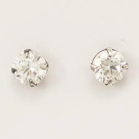 Ett par örhängen med vita stenar Ø5mm silver 925/1000. Vikt: 0,7 g