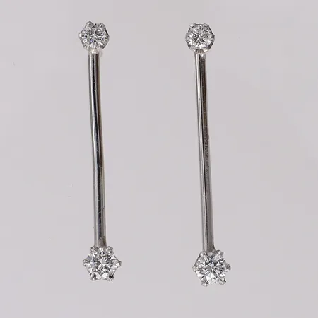 Örhängen med diamanter 2xca0,23ct, 2xca0,12ct, längd 33mm bredd 1,6-5mm, vitguld. 18K Vikt: 3,4 g