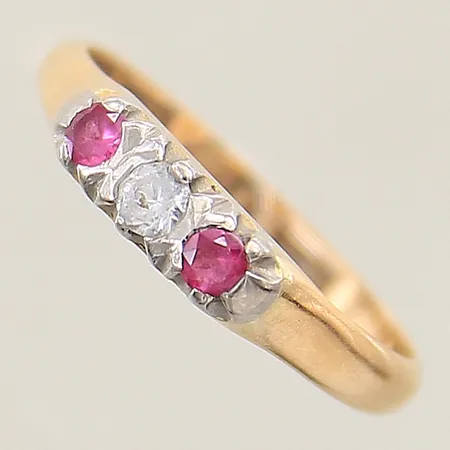 Ring med vit och rosa stenar stl: 16½, bredd 2,2-3,5mm, sten med slitage 18K Vikt: 2,5 g