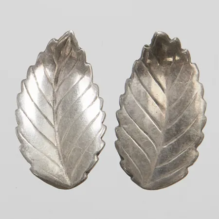 Örhängen löv längd: 22mm, bredd: 13mm, silver 835/1000 Vikt: 2,3 g