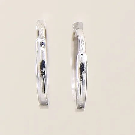 Ett par örhängen GHA creoler Ø8,6mm, bredd 1,3mm vitguld 18K Vikt: 0,9 g