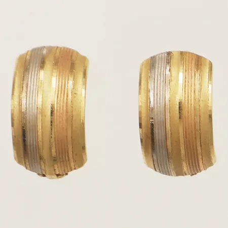 Ett par örhängen längd 13,7mm, bredd 7,5mm, tvåfärgad 18K Vikt: 2,7 g