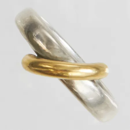 Ring formgiven av Rauff Ø16¼, bredd: 4-10mm, del i 18K, bortslipade stämplar, silver 925/1000 bruttovikt 5,3g. 