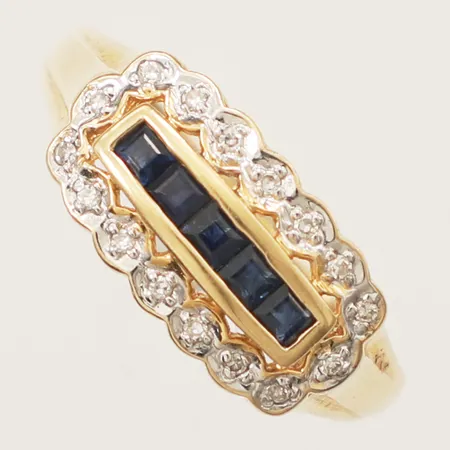 Ring med safirer samt diamanter 16xca0,001ct, stl:18 bredd 8,4mm 18K Vikt: 3,5 g