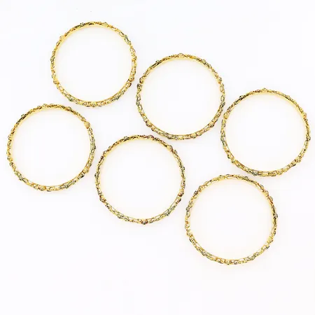 6 armringar, gröna stenar, Ø57mm, bredd 4mm, 1 sten saknas, tillverkningsdefekter, 21K.  Vikt: 92 g