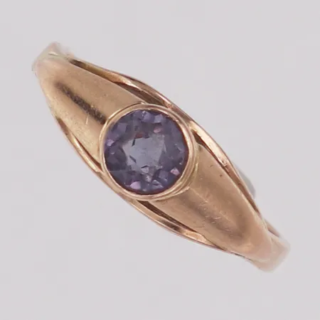 Ring med lila sten stl:16¾ bredd 2-6mm 14K Vikt: 2,3 g