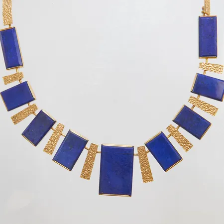 Collier med lapis lazuli, Schutz Lindahl Ab Guldsmederna, längd: 41,5vm, bredd: 4,5-29mm, 1972, etui, 18K bruttovikt 80,2g. 