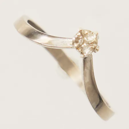 Ring med tre vita stenar stl:15¼, bredd 1,7mm, vitguld 18K Vikt: 1,4 g