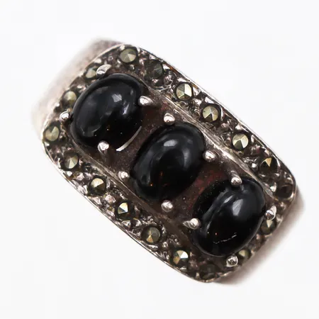 Ring med onyx och markasiter, stl:18, bredd 3,8-11,8mm, 925/1000 silver. Vikt: 6 g