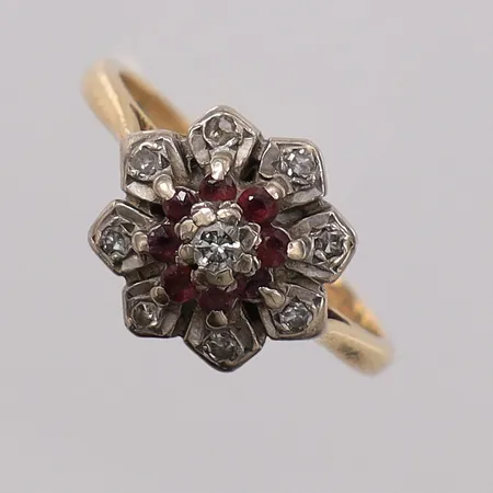 Ring med rubiner och diamanter 1x0,03ct, 8xca0,01ct, stl:16¼ bredd 1,7-11mm, uppklippt skena, skadade stenar. 18K Vikt: 3,4 g