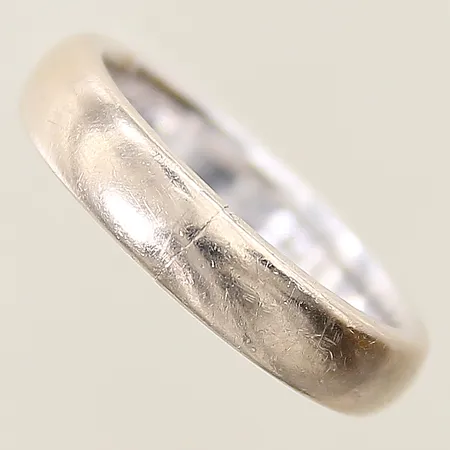 Ring slät stl: 19½, bredd 5mm, repig avklippt, vitguld 18K Vikt: 11 g
