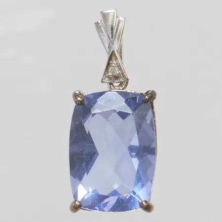 Hänge med färgväxlande fluorit ca.14x10mm samt vit zirkon, längd: 23mm, bredd: 10mm, vitguld, 9K bruttovikt 2,7g.