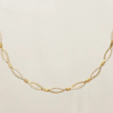 Collier med vita stenar och meanderdekor, längd ca 47,5cm, bedd ca 4,2-7,7mm 18K Vikt: 24,6 g