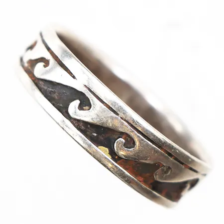 Ring med mönster, stl:19¾, bredd 5,5mm, något ojämn skena, 925/1000 silver. Vikt: 3,6 g