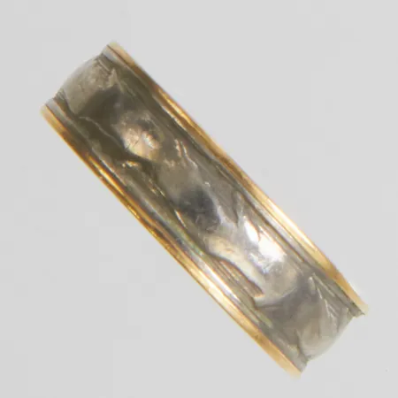 Examensring stl:19¼, bredd: 6mm, svenska stämplar, 1963, del i monel, sliten, personlig gravyr, 18K bruttovikt 6,4g.