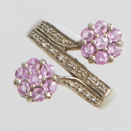 Ring med rosa safirer samt vita stenar, Ø17¼, bredd: 2-20mm, vitguld, 9K Vikt: 4,5 g