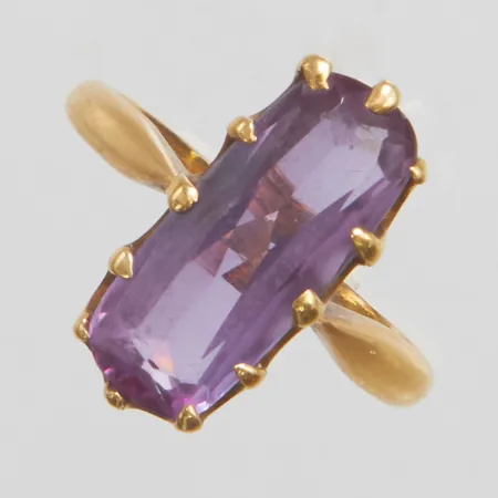 Ring med lila sten, Ø17¼, bredd: 2-17mm, finska stämplar, 14K bruttovikten 3g.