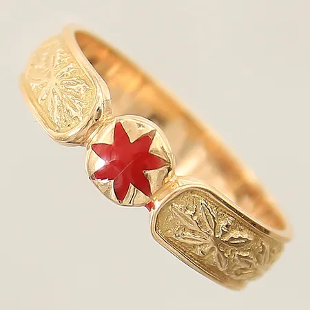 Ring med dekor och emaljdetaljer stl: 22¾, bredd 6-6,8mm, gravyr 18K  Vikt: 7,6 g