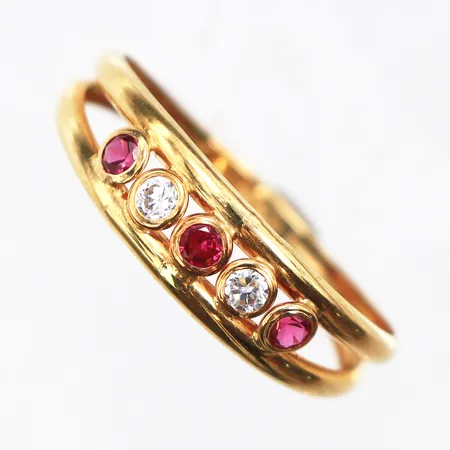 Ring med röda och vita stenar, stl:18, bredd 2-5,7mm, något skev skena, 18K. Vikt: 1 g