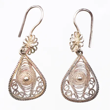 Örhängen i filigranarbete, krokar, längd 34,3mm, bredd 2,2-14,1mm, 925/1000 silver.  Vikt: 2,7 g