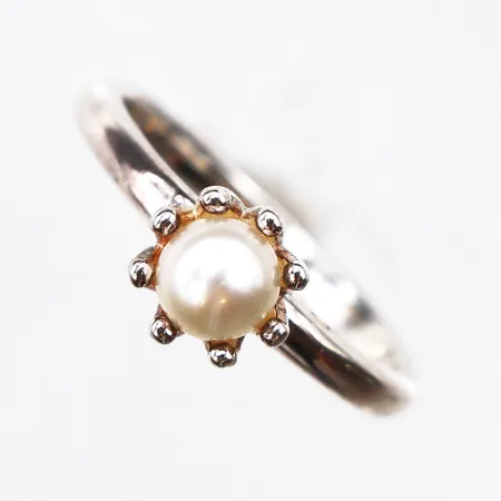 Ring med pärla, stl:16, Ø5,1mm, bredd 1,9mm, 925/1000 silver. Vikt: 1,9 g