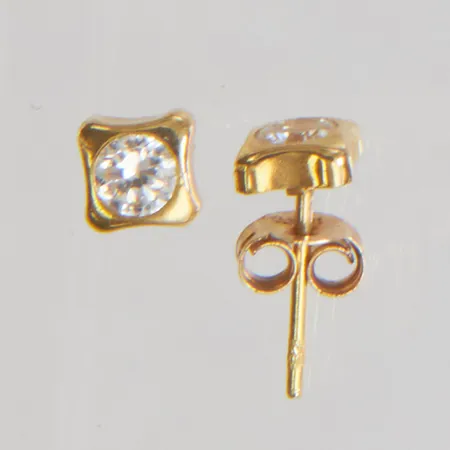 Örhängen med vit sten, 5x5mm, en snurrebuss saknas, 18K  Vikt: 0,6 g