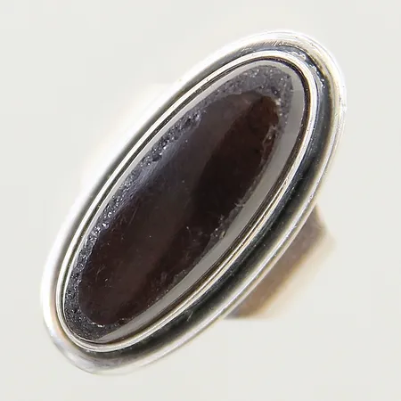 Ring med svart sten stl:16¼ bredd 3,9-29mm höjd 10mm sten med slitage silver 813/1000 Vikt: 9,2 g