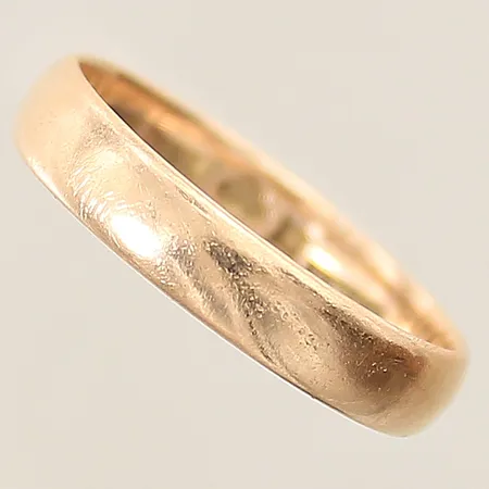 Ring slät stl: 19¼, bredd 4mm, gravyr 18K Vikt: 3,7 g