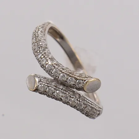 Ring med stenar stl:17. bredd 2-10,7, vitguld, i behov av rodiering. 18K Vikt: 2,4 g