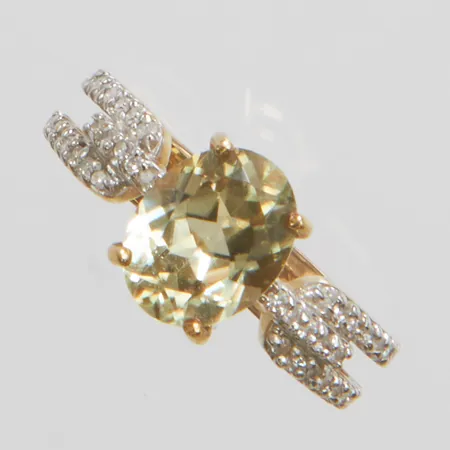 Ring med grön diaspor ca 9x7mm samt diamanter 38x 0,005ct, Ø17¼, bredd: 4-9mm, 9K Vikt: 2,6 g