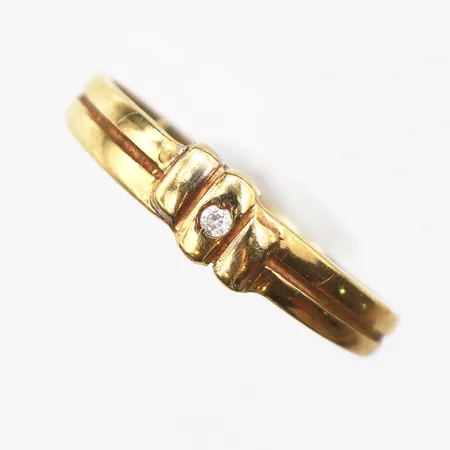 Ring med vit sten, stl:16, bredd 1,8-4,8mm, 18K. Vikt: 1,6 g