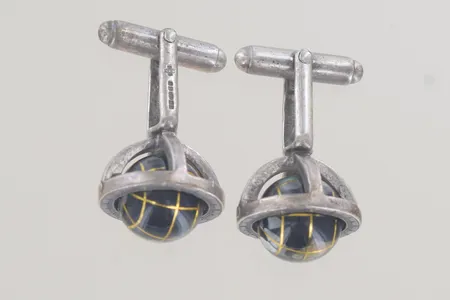 Ett par manchettknappar med rörligt jordklot bredd 17 mm, silver 925/1000  Vikt: 13,6 g