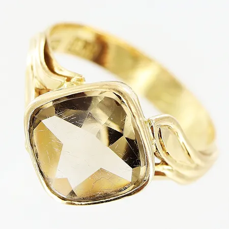 Ring med gul sten stl:15¾, bredd 3,5-11mm, gravyr, tunna repor på sten, 18K Vikt: 3,3 g