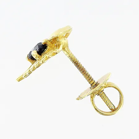 Örhänge udda med blå sten längd 9,5mm, bredd 6mm, skruvstopp, något skev stav, 18K Vikt: 0,7 g