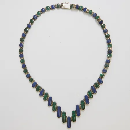 Collier med malakit och lapis, halv stelt, längd: ca 50cm, silver 970/1000 bruttovikt 42g.