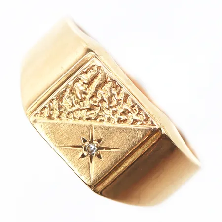 Klackring med diamant, ca 0,01ct, stl:19¾, bredd 3,1-10,7mm, något skev skena, 18K. Vikt: 4,1 g