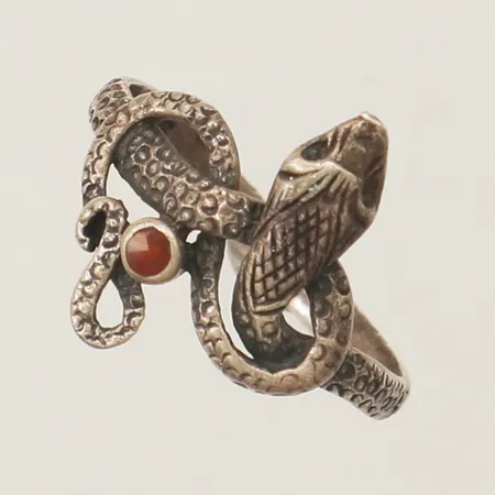 Ring orm med röd sten stl:16¾ bredd 16,2 mm skev silver 925/1000 Vikt: 2,1 g
