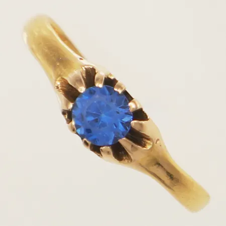 Ring med blå syntetisk spinell stl:18, bredd 5,8mm, gravyr skev 23K Vikt: 3 g