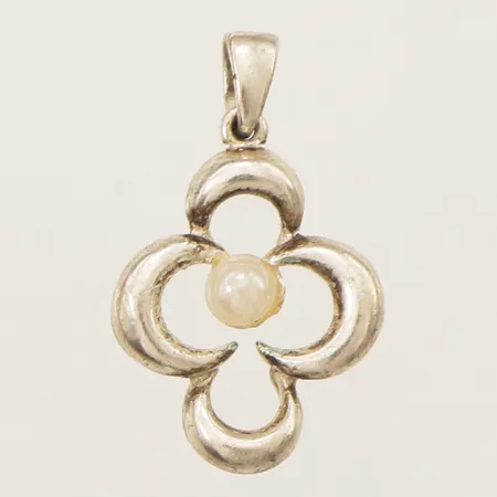 Hänge med pärla längd 24,1mm, bredd 14,9mm silver 835/1000 Vikt: 1,9 g