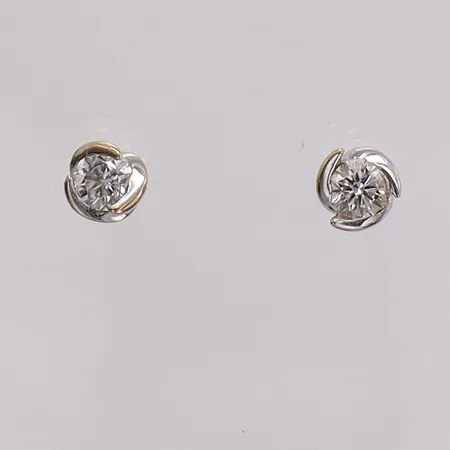 Örhängen med diamanter 2xca0,15ct vitguld, saknar snurrebussar. 18K Vikt: 0,9 g