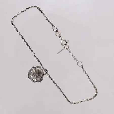 Armband med berlock, längd 17-18,5cm bredd 1,5-15mm, löpande berlock 925/1000 silver Vikt: 2,4 g