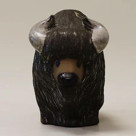 Figurin Bisonoxe Göran Andersson Upsala Ekeby 6049G, höjd 17cm, längd 24cm. Skickas med postpaket.