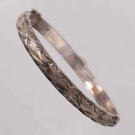 Stelt armband mönstrad, ca Ø55mm bredd 6,5mm, glappt lås, skadad säkerhetsåttå, silver 830/1000 Vikt: 15,9 g